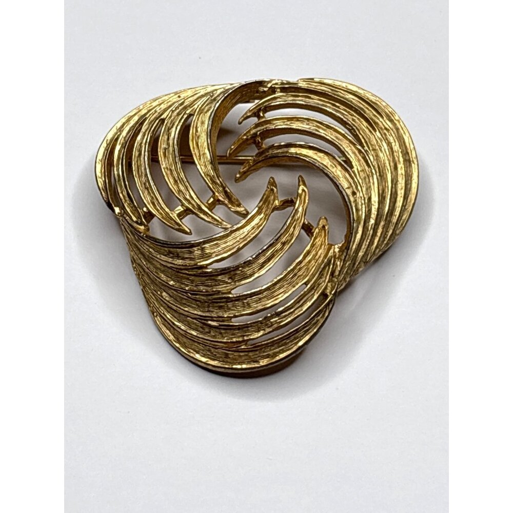 Vintage Les Bernard Inc Classic Gold Tone Textured Swirled Brooch 2"